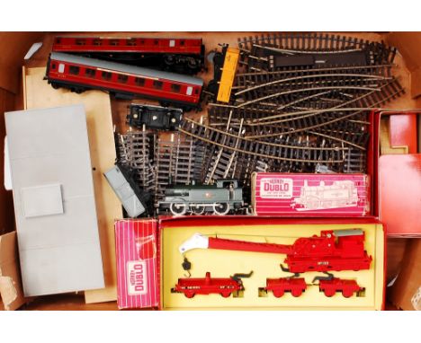 A Hornby Dublo 4620 breakdown crane with jacks and instructions (G-BG), 2207 tank engine (F-BP), 2 D22 coaches, 4 SD6 wagons,