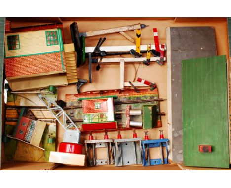 A large tray of assorted accessories including wooden Goods Depot, Hornby No. 2 signal cabin, loading gauge, platform crane, 