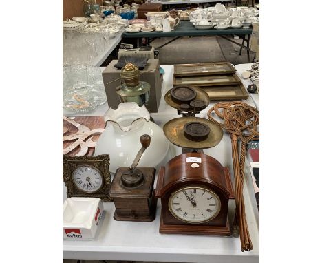 A MIXED GROUP OF ITEMS TO INCLUDE MANTLE CLOCK, VINTAGE SCALES ETC 