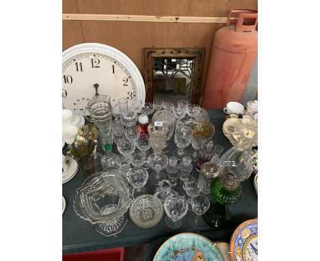 A COLLECTON OF GLASSWARE TO INCLUDE VARIOUS GLASSES, AN OIL LAMP, BOWLS ETC 