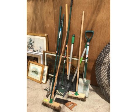 A LARGE QUANTITY OF GARDEN TOOLS TO INCLUDE RAKES, SPADE, BRUSHES, SHEARS ETC 