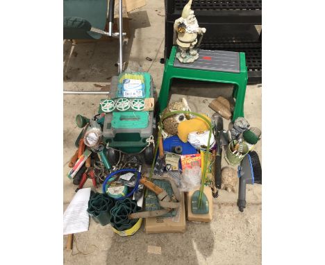 AN ASSOTRED LOT OF GARDENING ITEMS TO INCLUDE ORNAMENTS, TOOLS, STORAGE SEATS ETC 