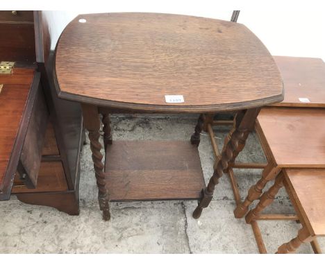 AN OAK SIDE TABLE ON BARLEY TWIST SUPPORTS WITH LOWER SHELF 