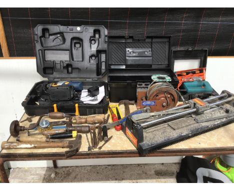 A MIXED LOT OF TOOLS TO INCLUDE A BOXED CORDLESS DRILL, WINCH, HAMMERS, BOXED JIGSAW ETC ALL IN WORKING ORDER 