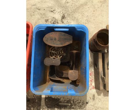 VARIOUS VINTAGE ITEMS TO INCLUDE PLANES, SHOE LASTS AND TOOLS ETC 