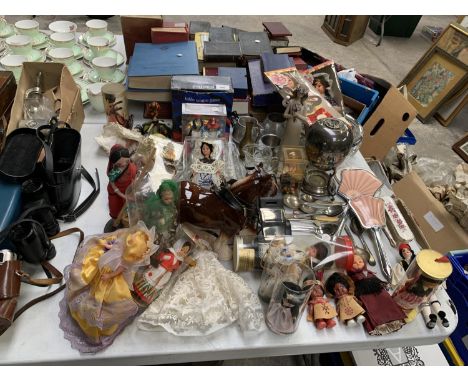 A MIXED COLLECTION OF ITEMS TO INCLUDE VINTAGE DOLLS ETC 