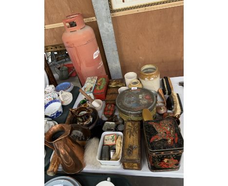 A COLLECTION OF VINTAGE TINS AND FURTHER ITEMS 