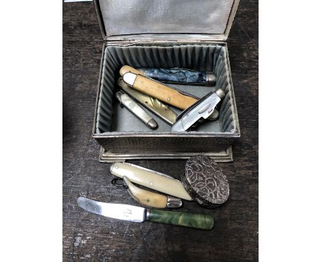A SILVER PLATED BOX CONTAINING ASSORTED VINTAGE PEN KNIVES ETC 