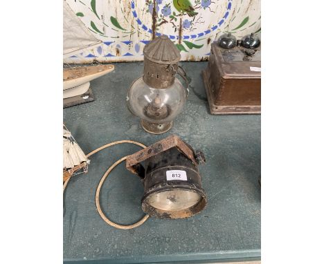 TWO VINTAGE ITEMS TO INCLUDE LANTERN AND RAILWAY LIGHT 