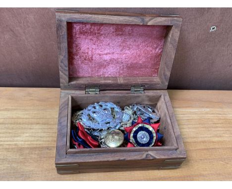 A BOX OF ARMY BADGES AND BUTTONS 