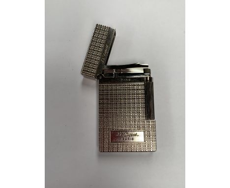 A SILVER 'DUPONT' PARIS LIGHTER 