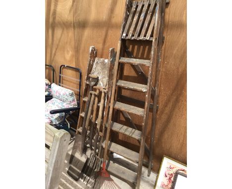 TWO WOODEN STEP LADDERS (SEVEN RUNG AND FOUR RUNG) AND VARIOUS GARDEN TOOLS 
