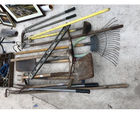 A LARGE GROUP OF ASSORTED GARDEN TOOLS, RAKES, PICK ETC 
