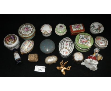 A Chinese porcelain pot and cover and other 19th century and later trinket boxes