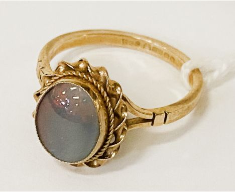 9CT GOLD MOONSTONE RING - SIZE O/P - 2.7 GRAMS APPROX