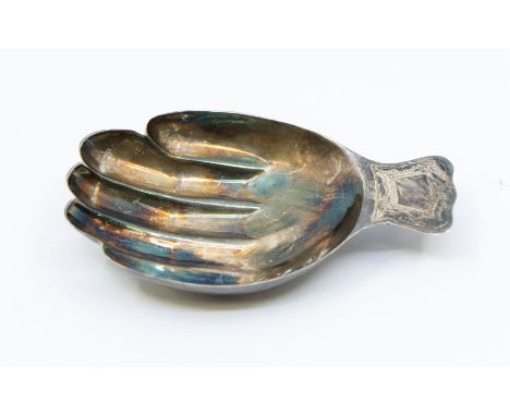 A Queen Elizabeth II silver novelty hand-shaped tea caddy spoon, hallmarked London, 1978, David Shaw Silverware Ltd. Weight: 