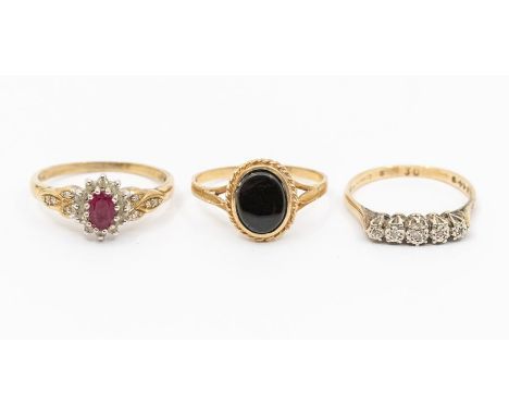 A collection of 9ct gold rings to include a ruby and diamond set cluster ring, size V, five stone illusion set ring, size R, 