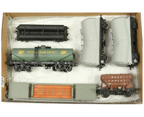 Scratch and commercially built O Gauge Finescale group of Goods Wagons consisting of NE Long Wheelbase Gas Cylinder Wagon, Pr