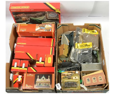 OO Gauge Buildings and Accessories to include Hornby Railways R593 Town Station, R524 Booking Hall, 2 x R180 Viaduct, 2 x R50