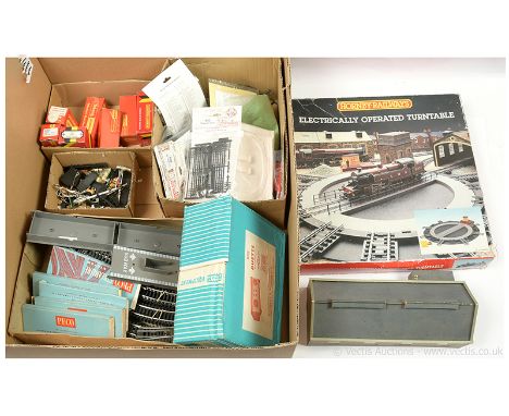 OO Gauge Accessories and Buildings etc to include Hornby Railways electrically operated turntable which includes 6 track offs