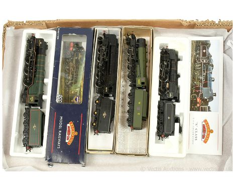 Bachmann OO Gauge a group of Steam Outline Locomotives consisting of Ref 32-556 4-6-2 Loco and Tender BR green Class A1 "Grea