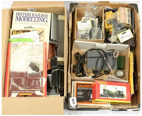 Hornby / Peco / Amtrak and other Commercial manufacturers a mixed group of OO Gauge items consisting of an Amtrak Double Trac