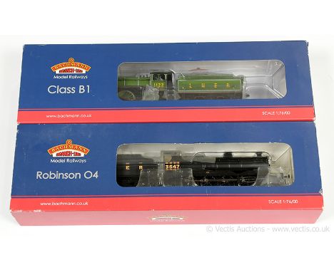 Bachmann OO Gauge pair of LNER Steam Outline Locomotives consisting of Ref 31-005 0-8-0 Loco and Tender Robinson Class 04 bla