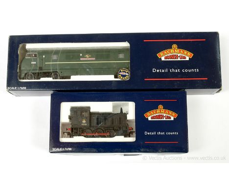 Bachmann OO Gauge pair of Diesel Locomotives consisting of Ref 32-055 Class 42 Warship Diesel Locomotive BR green "Sir Brian 