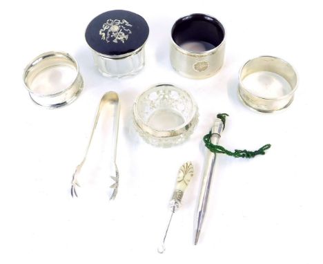 Silver trinkets and effects, comprising three silver napkin rings, one of engine turned design with vacant shield, one bearin