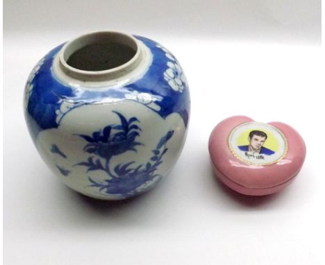 Mixed lot comprising a Wade heart-shaped Trinket Box together with a late 19th or early 20th Century blue and white Oriental 
