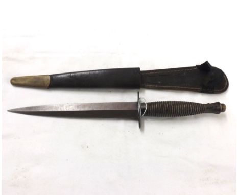 Fairbairn-Sykes type fighting knife, unmarked blade, leather scabbard, Brass chape  