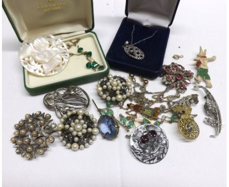 Mixed lot: assorted costume jewellery, to include a range of brooches, necklaces and others, together with a small carved Mot