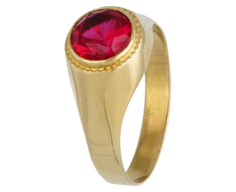 Hallmark: 750. Set with a round faceted synthetic ruby of approx. 2.04 ct. (Ø approx. 7.5 mm). Ring size: 19.5 mm / 61 mm. Wi