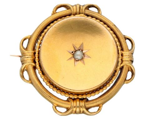 Hallmarks: oak leaf. Pearl (Ø approx. 2.2 mm). In antique condition, light signs of use. LxW: approx. 28 x 28 mm. Weight: 3.9