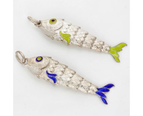 Lot consisting of 2 silver pendants in the shape of a fish and set with coloured enamel. Hallmark: 925, ZI. In good condition