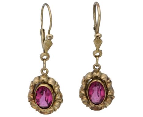 Set with an oval faceted pink coloured stone (7.5 x 5 mm). In good condition, light signs of use, wear on stones. LxW: approx