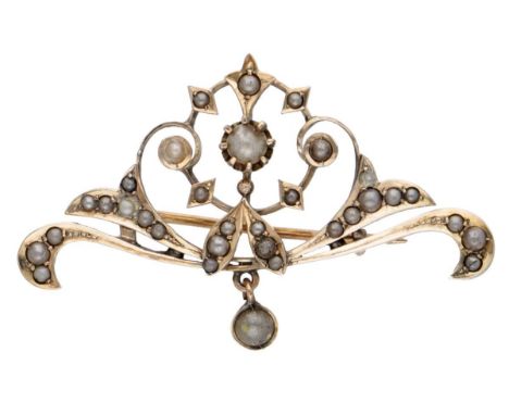 Hallmark: oak leaf. Set with 33 pearls. The brooch features an ornate openwork finish and a moveable detail. In good conditio