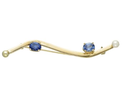 Set with 3 oval faceted synthetic sapphires of approx. 1.84 ct. in total (6.5 x 5 mm) and a pearl (Ø 4.2 mm). In worn conditi