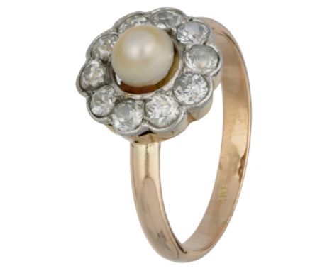 Hallmarks: 585. Set with 10 old European cut diamonds of approx. 0.60 ct. (SI / F-G) and a pearl (Ø 5.1 mm). In good conditio