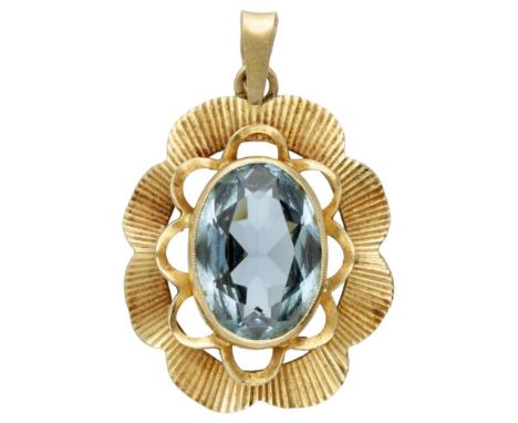 Hallmarks: 750. oval faceted aquamarine of approx. 3.70 ct. (13.5 x 9.5 mm)In good condition, light signs of use. l x w: 33 x