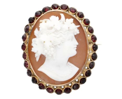 Hallmark: 585. Set with a cameo, which features a portrait of a woman en profile and 27 round faceted garnets of approx. Ø 2.