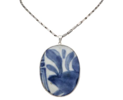 Hallmark: 925, ZI. Set with Delft blue ceramic (approx. 55 x 42 mm). In good condition. Necklace length: approx. 72.5 cm. LxW