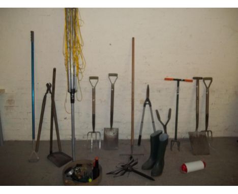 A SELECTION OF GARDEN TOOLS