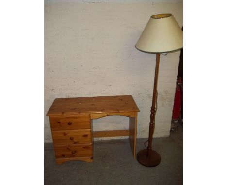 A PINE SINGLE PEDESTAL DESK / DRESSING TABLE AND A FLOOR STANDING WOODEN STANDARD LAMP&nbsp;W 100 D 44 H 70