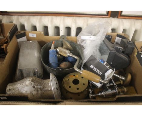A TRAY OF ASSORTED TOOLS, FLOODLIGHTS, TAPS ETC.