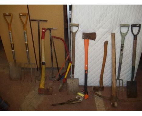 A SELECTION OF GARDEN TOOLS TO INCLUDE A PICK AXE AND AN AXE