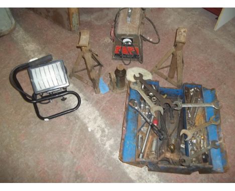A SELECTION OF MECHANIC'S TOOLS TO INCLUDE AXLE STANDS AND A WORK LIGHT