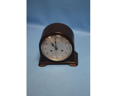 AN ENGLISH MADE MANTEL CLOCK IN BAKELITE CASE WITH KEY AND PENDULUM