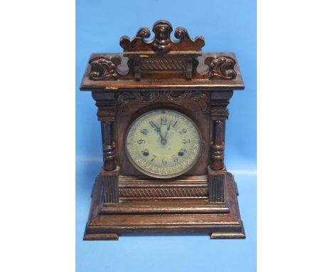 AN OAK CASED MANTEL CLOCK