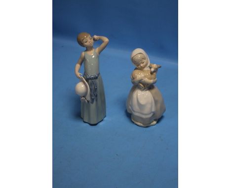 A PAIR OF FIGURINES - ONE LLADRO, ONE NAO